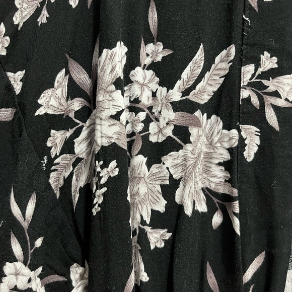 ❌SOLD❌ Black and white floral kimono - Picture 6 of 6
